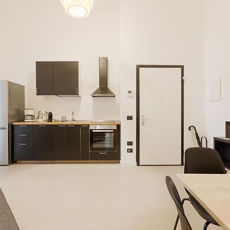 Apartamento Cozy Corner With Balcony And Private Garage! Milán Exterior foto